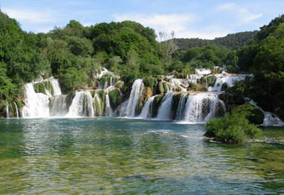 Sdosteuropa, Kroatien: Berge, Schluchten & Kultur - Flusslandschaft mit kleinen Wasserfllen